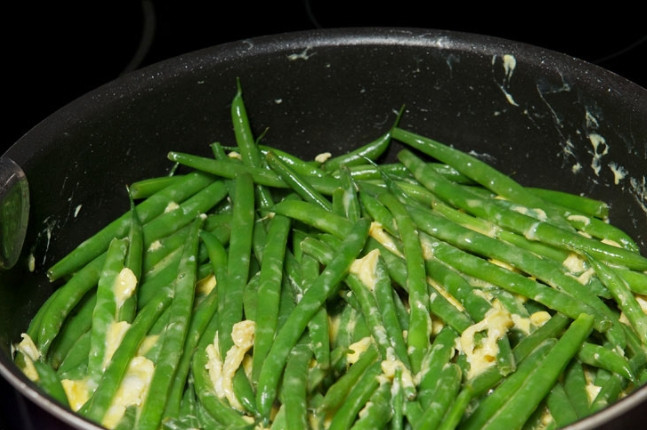 1. Этап. Зеленая фасоль с яйцом: 6. Обжаривайте несколько минут, периодически перемешивая.