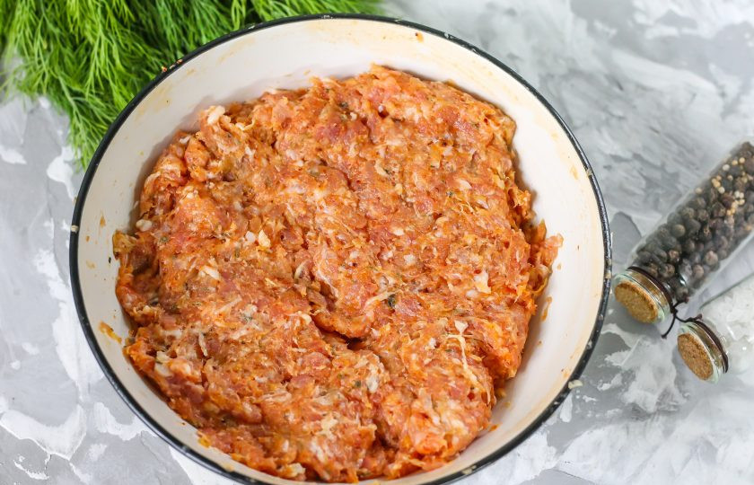 1. Этап. Кийма шашлык: Тщательно вымешайте фарш и поместите в холодильник на 30-40 минут для охлаждения. Затем снова вымешайте практически до белых сальных нитей, вбивая фарш в миску, чтобы выпустить воздух из него и склеить между собой. Если не вымешаете охлажденный фарш, то шашлык будет спадать с шампура.