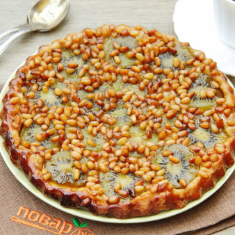 Пирог-перевертыш с киви и кедровыми орешками