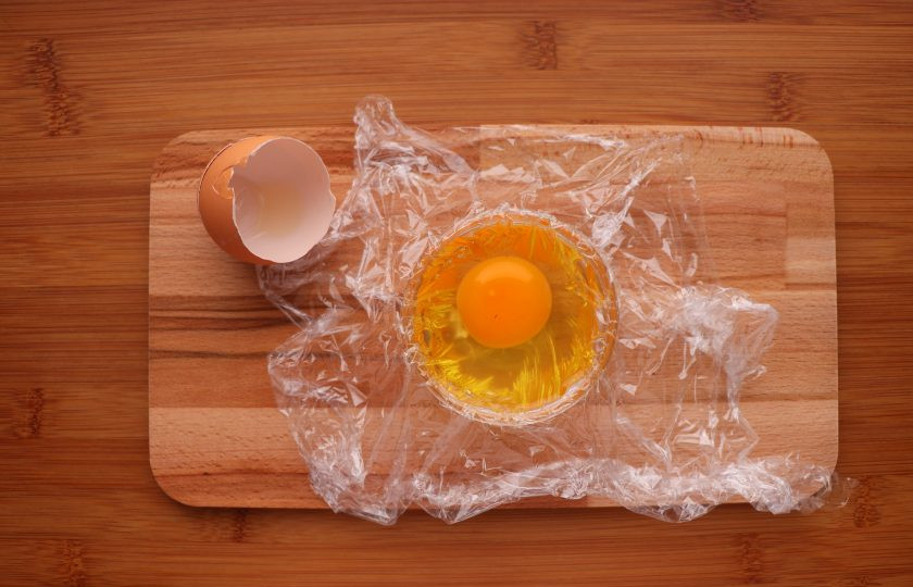 1. Этап. Яйцо пашот в пакете: Аккуратно разбейте яйцо, не повредив желток.