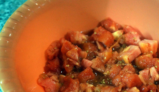 1. Этап. Суп из баранины с помидорами: Порезать помидоры не слишком мелко.