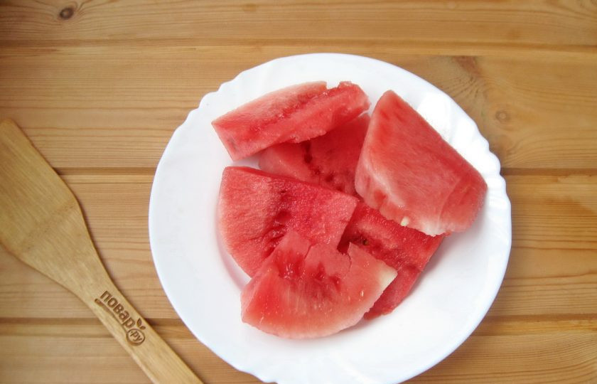 1. Этап. Арбузы в банке с лимонной кислотой: Арбуз вымойте и нарежьте не очень тонкими ломтиками. Срежьте кожуру, удалите семечки. Нарежьте арбуз кусочками, которые легко пройдут в горлышко банки.