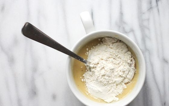 1. Этап. Банановый хлеб в кружке: А потом добавьте сахар, муку и разрыхлитель. Ещё раз перемешайте.