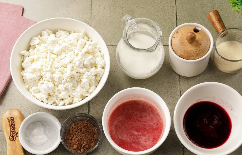 1. Этап. Десерт с желатином и творогом: Подготовьте все ингредиенты по списку. Начинки для десерта могут быть из самых разных ягод и фруктов. У меня 4 вида: ванильная, с какао, с клубничным и черносмородиновым пюре.