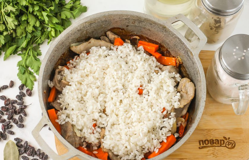 1. Этап. Чеченский плов: Когда все продукты обжарятся, всыпьте промытый рис.