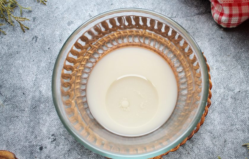 1. Этап. Булочки с голубикой: В теплое молоко влейте теплую воду, добавьте соль, сахар и дрожжи. Влейте растительное масло и перемешайте до однородности.