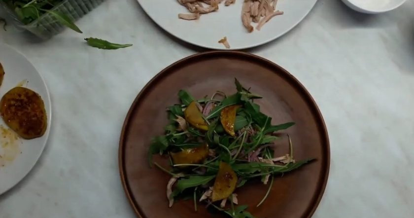 1. Этап. Вкусный салат с грушами и мясом: 5. Выложите салат на тарелку: рукколу, мясо, лук, затем снова рукколу, грушу, перепелиные яйца и снова посыпьте рукколой, луком и кусочками мяса. Посолите салат и полейте соусом, посыпьте кунжутом. Приятного аппетита!
