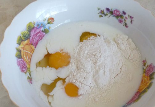 1. Этап. Яичница с мукой: Вливаем в миску с яйцами молоко и насыпаем муку, количество муки зависит от размера яиц, если они большие, достаточно одной ложки муки.