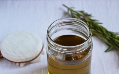 1. Этап. Масло с перцем чили: Масло перелейте в прозрачную баночку или бутылочку с крышкой.