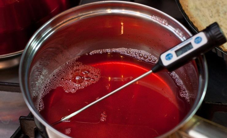 1. Этап. Торт из красной смородины: Как указано в инструкции, замачиваем пластины в желатине. Затем отжимаем и кладем в горячий смородиновый сироп. Желатин должен полностью раствориться.