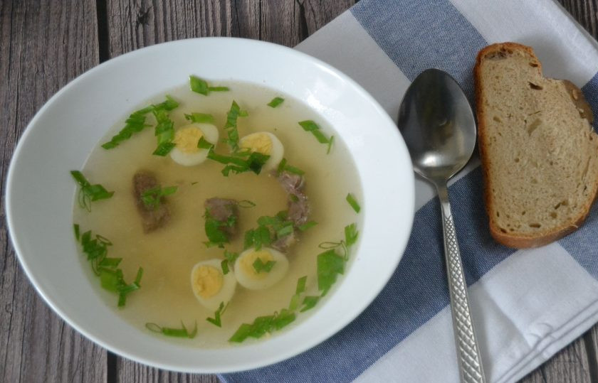 1. Этап. Белый бульон: Подавайте бульон с отварными яйцами, разрезанными на половинки, добавляйте отварное мясо, зелень. Бульон получился ароматным и вкусным, а еще очень полезным.
