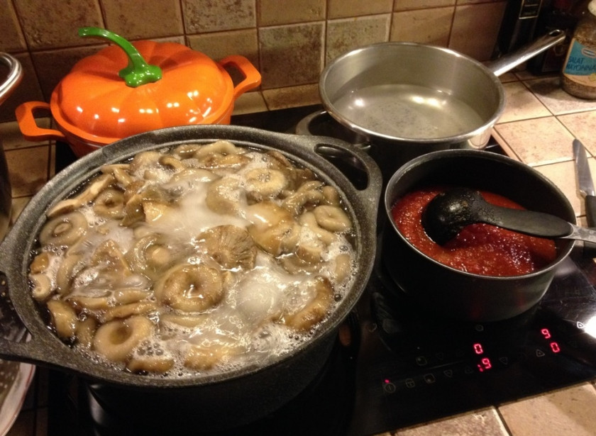 1. Этап. Маринованные грузди в томате: 5. Размороженые грузди варим полчаса в соленой воде (50 г соли на 1 кг грибов).