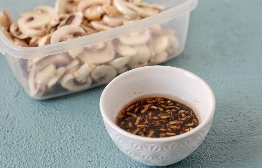 1. Этап. Шампиньоны в соевом соусе: Чеснок натрите на мелкой терке. Смешайте соевый соус, оливковое масло и лимонный сок.