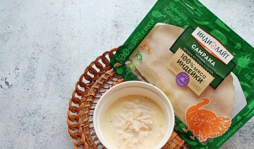 1. Этап. Яйцо-брюле с индейкой: Перелейте смесь в маленькую формочку для запекания, я воспользовалась рамекином. Ветчину, я взяла ветчину из индейки 