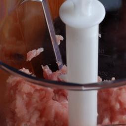 1. Этап. Баклажаны по-пекински: При помощи блендера делаем из свинины фарш. Можно, конечно, и сразу готовый фарш в магазине купить - но я им не доверяю.