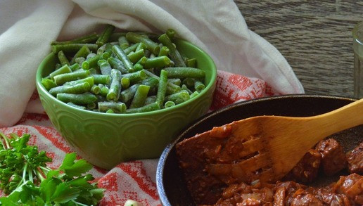 1. Этап. Гуляш со стручковой фасолью: Влить 300 мл. кипятка, томить на минимальном огне до готовности мяса. В процессе посолить.