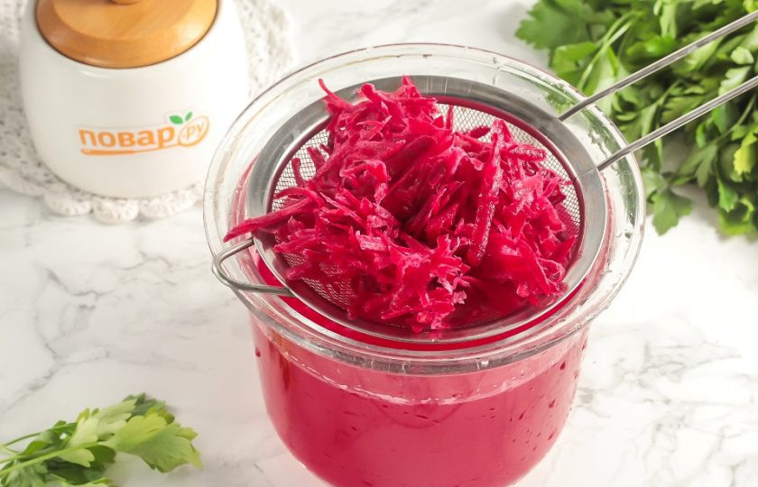 1. Этап. Свекольный квас На все случаи жизни: Процедите все содержимое емкости через ситечко или двойной слой марли.