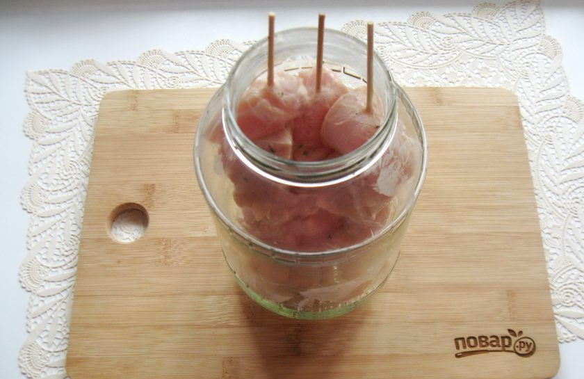 1. Этап. Шашлык из курицы в банке: Возьмите чистую, сухую стеклянную банку без сколов и трещин. По одному поставьте вертикально шашлыки. У меня банка на 1,5 литра. В неё помещается 3-4 шашлыка.
