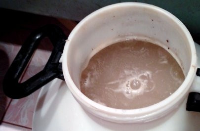 1. Этап. Щи московские: Выкладываем тесто в емкость - в 3 л. банку, добавляем раствор меда в мятном отваре и доливаем теплую воду до полной банки. Хорошенько размешиваем. Можно перелить в большую по объему посуду. Накрываем марлей — и пусть квас бродит. Для лучшего брожения можно добавить грамм сухих дрожжей. Через сутки квас должен бурлить. Сливаем жидкость без осадка в бутылки, закупориваем и ставим в холодное место.