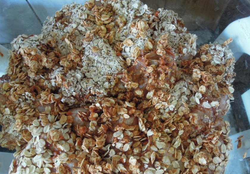 1. Этап. Острые крылышки в панировке: 4. Выкладываю крылья на решетку аэрогриля, закрываю крышку и готовлю около получаса при температуре 200 градусов.