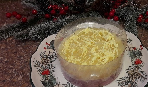 1. Этап. Новогодний салат с ананасами и индейкой: 3 слой - ананас кусочками, 4 слой - сетка из майонеза