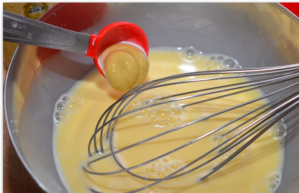 1. Этап. Запеканка из брокколи в духовке: Теперь добавляем горчицу.