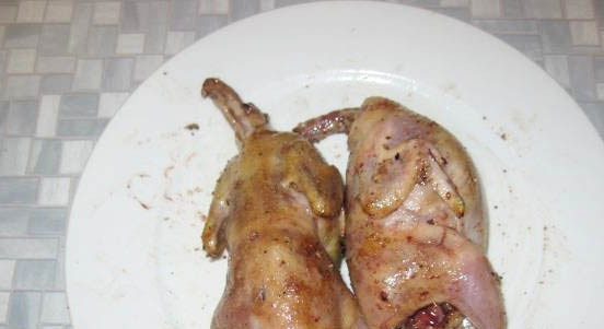 1. Этап. Фаршированные перепела в духовке: Натрите тушки перепелов маринадом внутри и снаружи. Оставьте их на полчаса для пропитки.