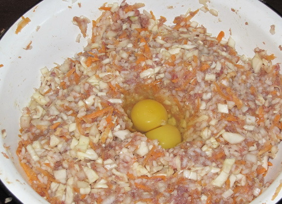 1. Этап. Голубцы ленивые в казане: 6. Соединить все ингредиенты начинки и вбить туда яйца. Посолить и поперчить по вкусу, как следует перемешать. При желании классический рецепт голубцов ленивых в казане можно дополнить специями или измельченной зеленью.