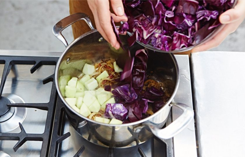 1. Этап. Диетическая тушеная капуста: 3. Мою и разрезаю яблоки, вычищаю семена и срезаю кожуру. Нарезаю яблоки кубиками и кладу в кастрюлю. Нарезаю крупно красную капусту и добавляю к остальным ингредиентам.