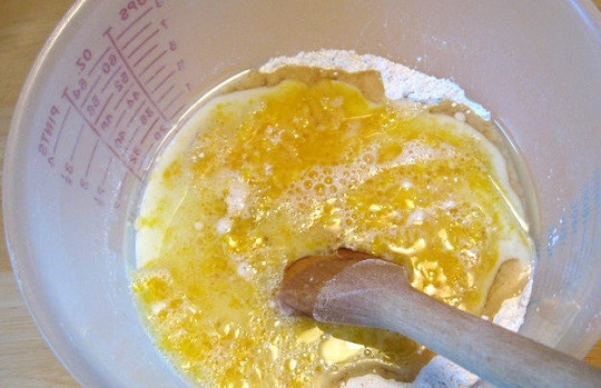 1. Этап. Тесто для электровафельницы: 3. Желтки взбейте с молоком, ванильным экстрактом и сливочным маслом.