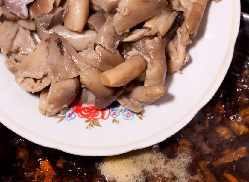 1. Этап. Суп из консервированных грибов: Затем выложите в кастрюлю грибы.