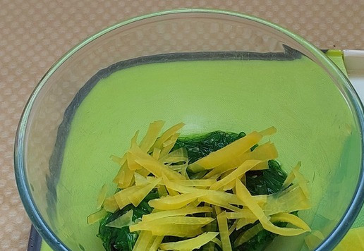 1. Этап. Салат с чукой, редисом и киноа: Выложить чуку в миску, добавить такуан