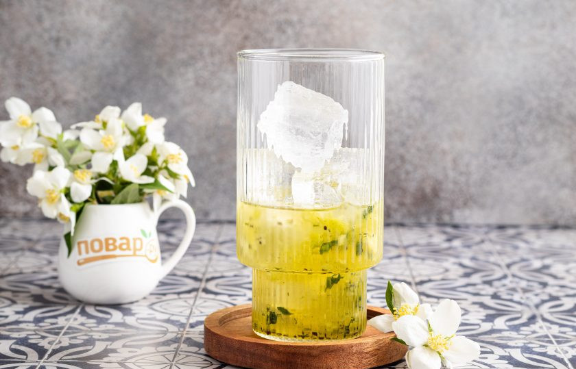 1. Этап. Моктейль: Добавьте сверху лед, чтобы он на 2/3 заполнял стакан.