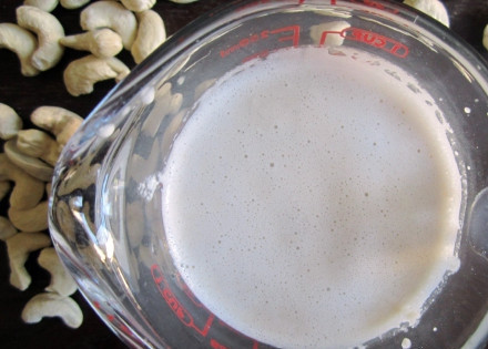 1. Этап. Грибной суп из сушеных белых грибов: 3. Теперь частично выбираем наиболее красивые и готовые грибы, выложим их пока на тарелку. В зажарку добавим бульон, горчицу и соевый соус, перемешаем. Как только закипит, при помощи блендера превратим суп в пюре, а затем возвращаем красивые целенькие грибочки и в последний раз доводим до кипения.