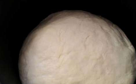 1. Этап. Хачапури с сыром в мультиварке: В теплое молоко добавляем дрожжи, сахар и 2 ст.ложки муки, оставляем опару в тепле на 15 минут. По истечении времени вливаем в опару мацони, всыпаем большую часть муки и разбиваем яйцо. Начинаем замешивать тесто, в процессе подсыпая муку, добавляя соль и растопленное сливочное масло. Месим тесто до тех пор, пока оно не станет мягким, эластичным и не перестанет прилипать к рукам. Формируем из теста шар, выкладываем его в чашу мультиварки, смазанную растительным маслом, выбираем режим 