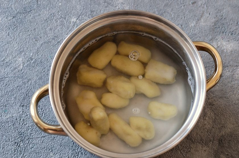 1. Этап. Картофельные ньокки с грибами: Отварите в кипящей подсоленной воде 3-4 минуты.