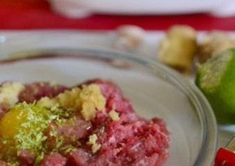 1. Этап. Мясо под соусом в мультиварке: Для того чтобы сделать митболы, вам необходимо приготовить для них фарш. Для этого перекрутите говядину или свинину на мясорубке дважды и положите фарш в миску. Добавьте к нему измельченный имбирь, цедру лайма, натертый на мелкой терке очищенный чеснок, а также перец чили. Вбейте одно сырое куриное яйцо. Тщательно размешайте фарш.