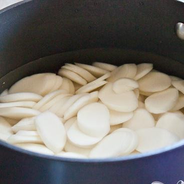 1. Этап. Нянь-Гао: Замочить рисовые лепешки в воде в течении 2 часов (лучше оставить на ночь).