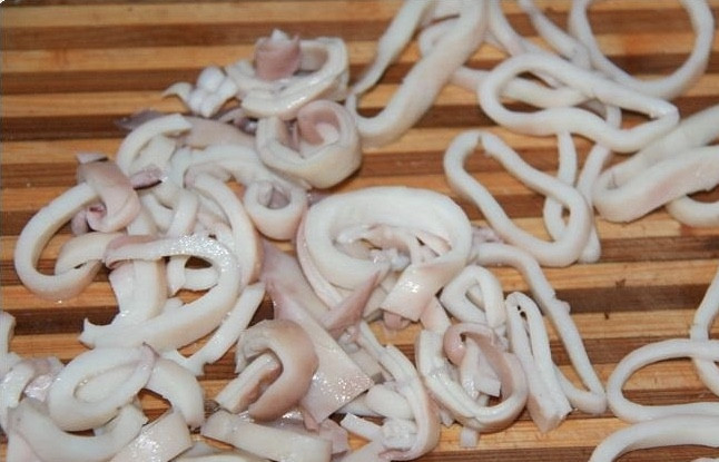 1. Этап. Салат из кальмаров и шампиньонов: 7. Кальмары нарезаем тонкими ломтиками-колечками, как вам больше нравится и как удобнее получается.