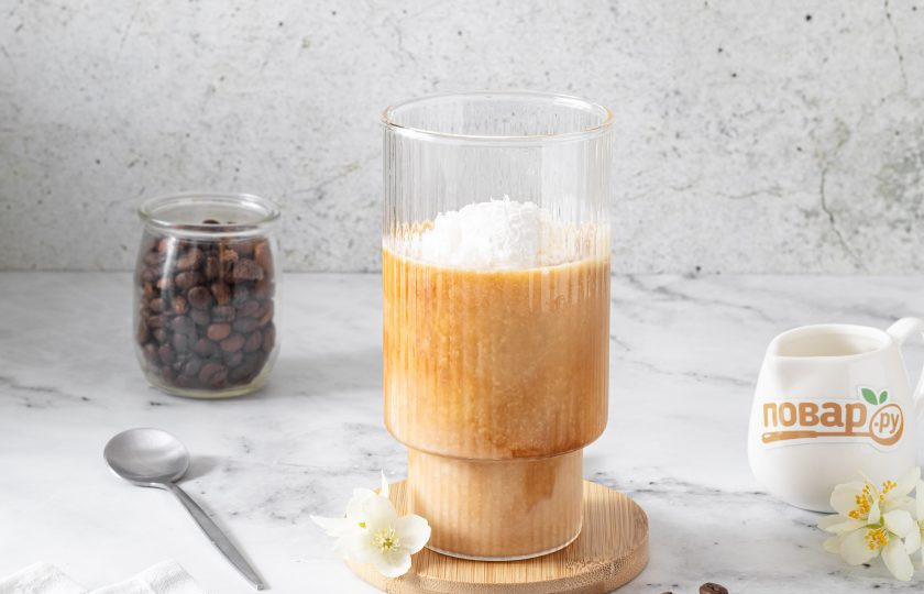 1. Этап. Молочный кофе гляссе: Затем аккуратно добавьте шарик мороженого в стакан.