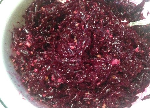 1. Этап. Свекольный салат с чесноком и орехами: И тщательно перемешиваем.