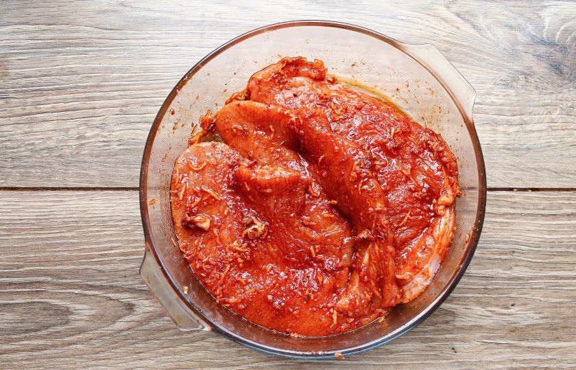 1. Этап. Стейк индейки по-мексикански: Все перемешайте, накройте пленкой, и оставьте мариноваться в холодильнике 2-8 часов.