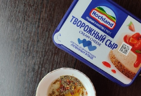 1. Этап. Помидоры в творожной заправке: Смешиваем все ингредиенты для заправки (регулируйте под собственный вкус).