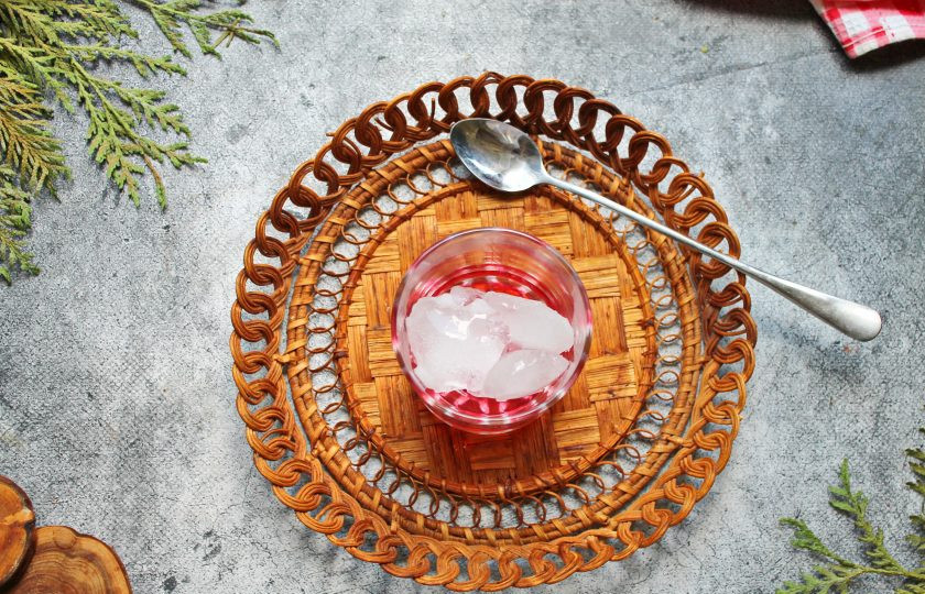 1. Этап. Коктейль Негрони: В охлажденный стакан выложите лед и влейте красный вермут.