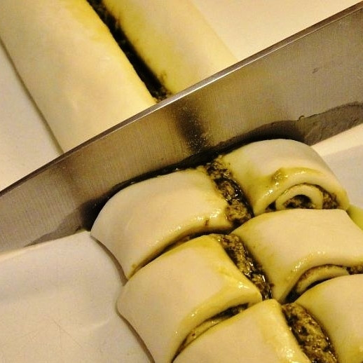 1. Этап. Печенье слоеное: Получившиеся рулеты нарезаем на кусочки одинакового размера толщиной приблизительно в 1,5 см.