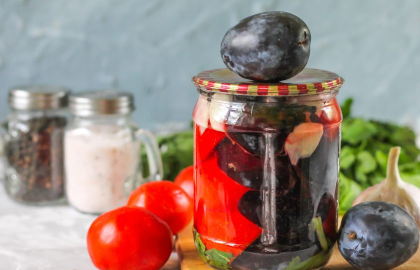 1. Этап. Помидоры с черносливом: Проверьте герметичность и дайте остыть при комнатной температуре. Затем перенесите в кладовую.