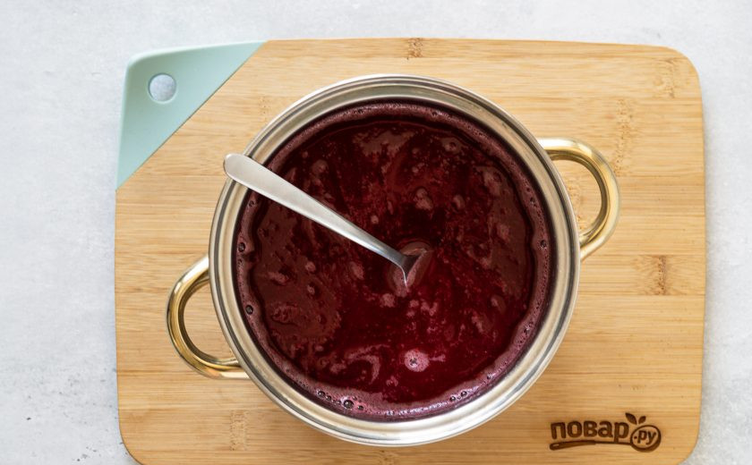 1. Этап. Морс Детский: Соедините получившийся морс с ягодным соком из холодильника. Перемешайте.