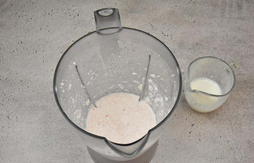 1. Этап. Суфле из креветок и крабовых палочек: Сливки подогрейте в микроволновой печи или на плите. В чашу блендера выложите крабовые палочки (мясо), яичные белки. Влейте половину нормы сливок и измельчите составляющие.