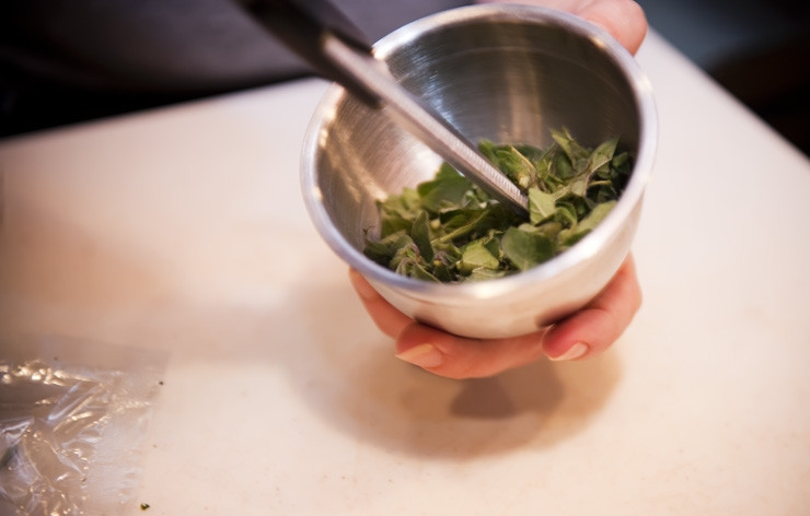 1. Этап. Курица по-римски: Измельчаем орегано и розмарин. Если используем сухие травы, то добавляем по одной столовой ложке каждой специи.