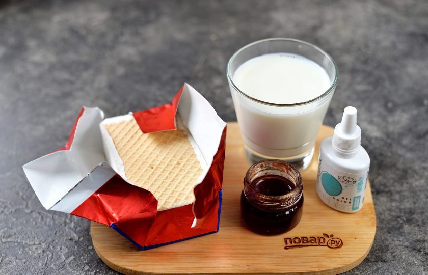 1. Этап. Коктейль Айсберг в океане: Подготовьте ингредиенты. Бирюзовый краситель можно использовать по желанию, он придаст напитку красивый голубой цвет.